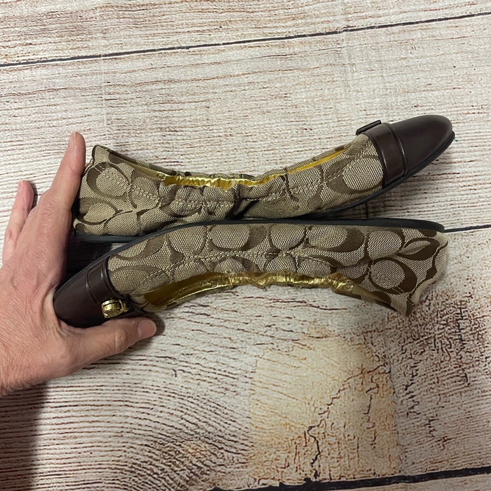 Coach chocolate brown tan signature C style Elastic on sides flat loafers size 8 - Picture 4 of 7